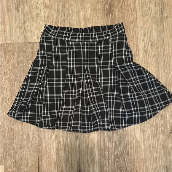 entro Dresses & Skirts - Entro Black and White Skort